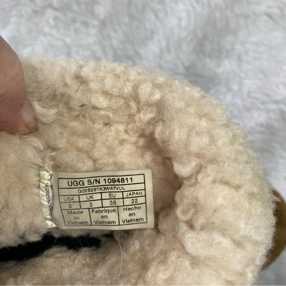 UGG MIKA CLASSIC CHESTNUT SUEDE KIDS SNEAKER BOOT - Picture 9 of 9